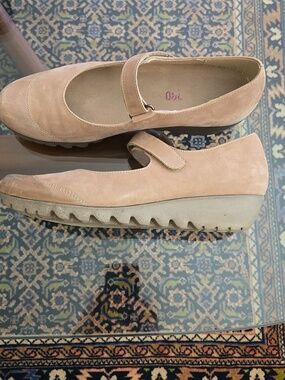 Women's Munro Alpine Stone Nubuck 10.5 Super Slim